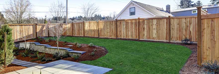 Moderne, vintage, épurée ou ornementée, choisissez la palissade en bois ou la clôture de jardin en bois qui vous parle, pour une intimité optimale.