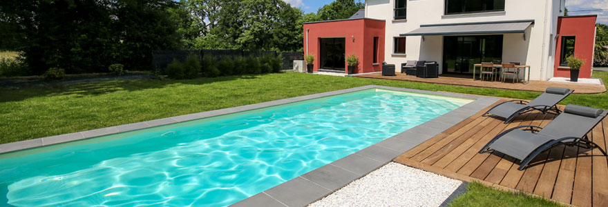 L'été au bord de sa piscine