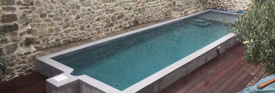 Piscine semi enterrée en béton